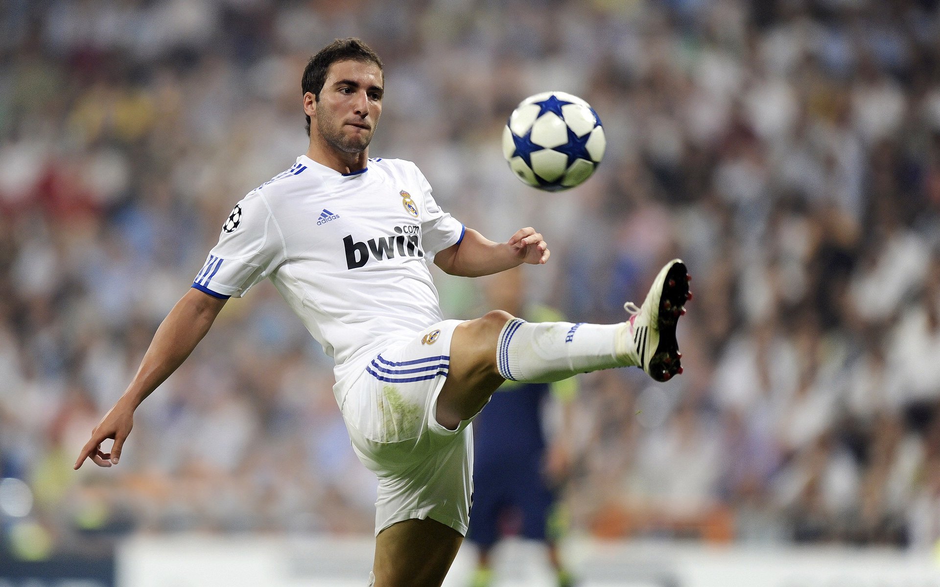 开云网址-西甲赛事精彩纷呈，表现卓越的球员成为焦点，西甲的比赛